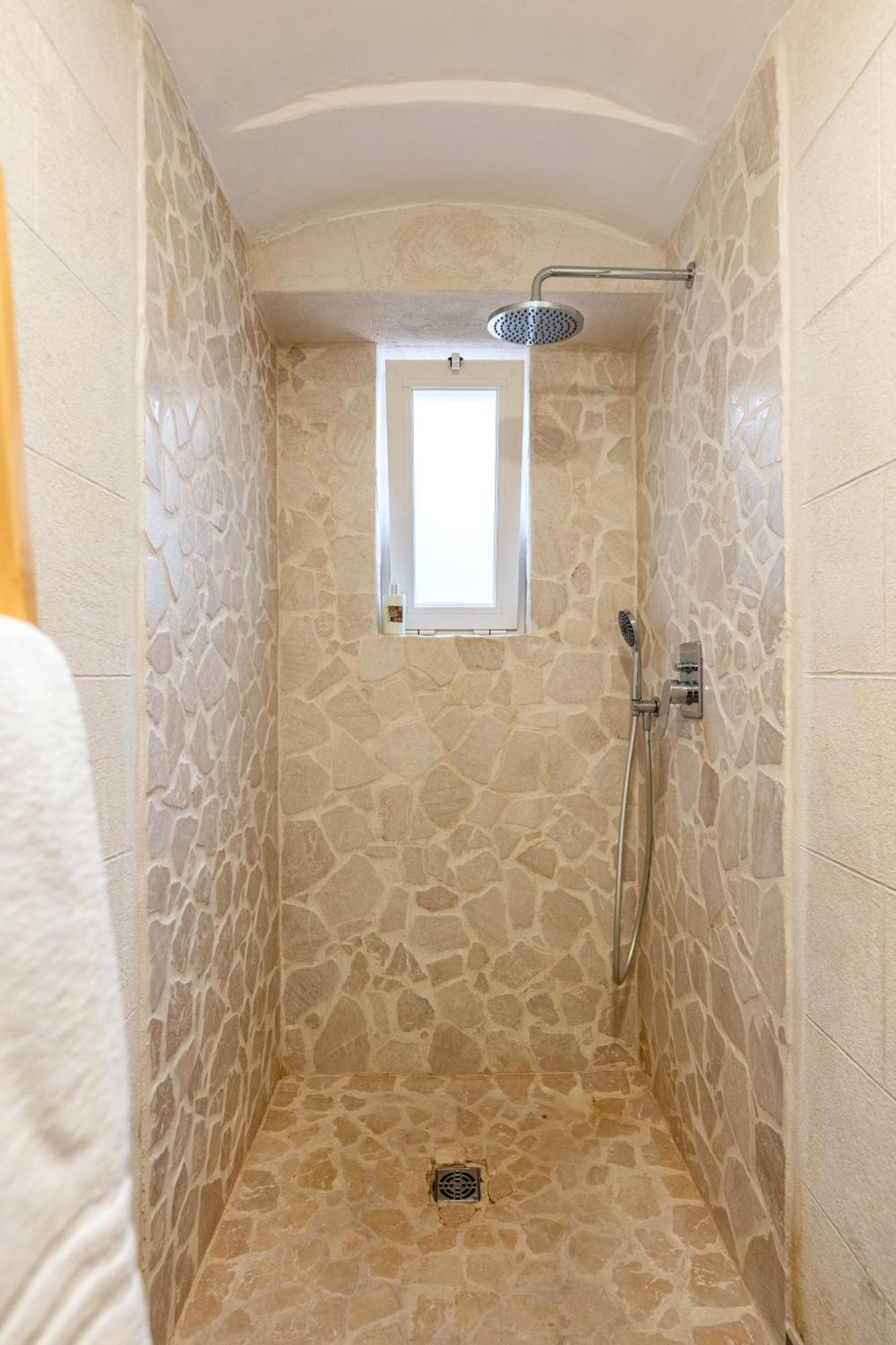Modern Stone Apartment In The Heart Of בארי מראה חיצוני תמונה